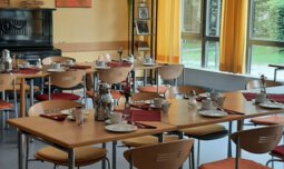 eingedeckte Tische für das Mittwochscafe | © Caritas München und Oberbayern